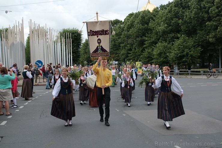 XI Latvijas skolu jaunatnes dziesmu un deju svētku gājiens - atrodi savu kolektīvu (9.daļa) 154721