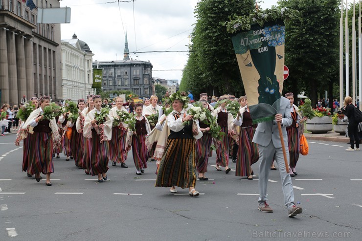 XI Latvijas skolu jaunatnes dziesmu un deju svētku gājiens - atrodi savu kolektīvu (9.daļa) 154735