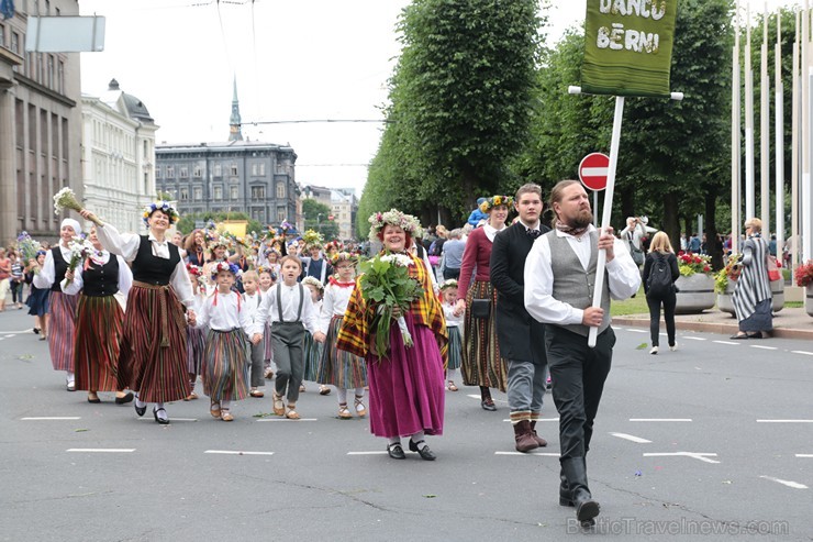 XI Latvijas skolu jaunatnes dziesmu un deju svētku gājiens - atrodi savu kolektīvu (9.daļa) 154736