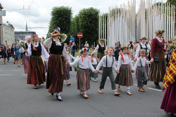 XI Latvijas skolu jaunatnes dziesmu un deju svētku gājiens - atrodi savu kolektīvu (9.daļa) 154737