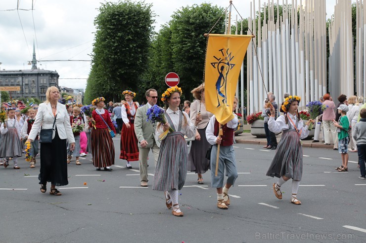 XI Latvijas skolu jaunatnes dziesmu un deju svētku gājiens - atrodi savu kolektīvu (9.daļa) 154743