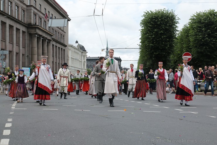 XI Latvijas skolu jaunatnes dziesmu un deju svētku gājiens - atrodi savu kolektīvu (9.daļa) 154763