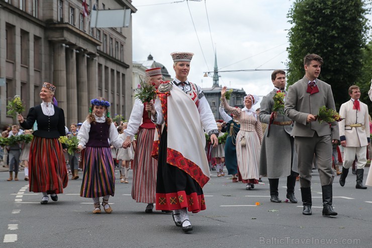 XI Latvijas skolu jaunatnes dziesmu un deju svētku gājiens - atrodi savu kolektīvu (9.daļa) 154765