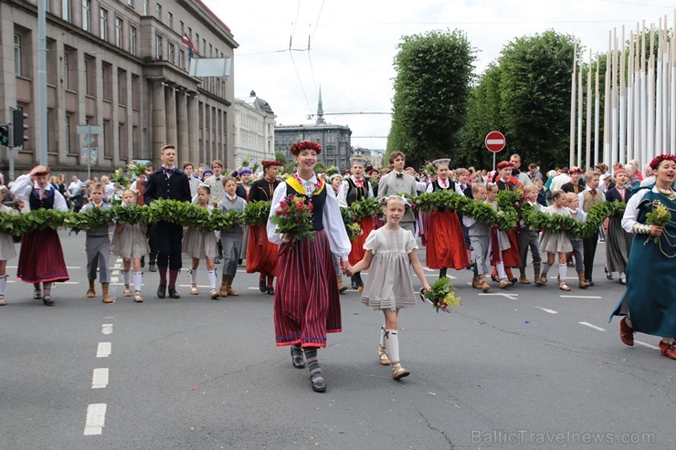 XI Latvijas skolu jaunatnes dziesmu un deju svētku gājiens - atrodi savu kolektīvu (9.daļa) 154767