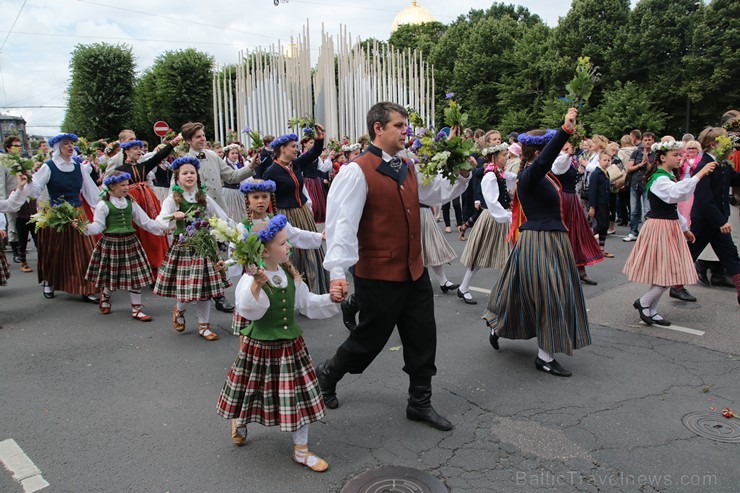 XI Latvijas skolu jaunatnes dziesmu un deju svētku gājiens - atrodi savu kolektīvu (9.daļa) 154771