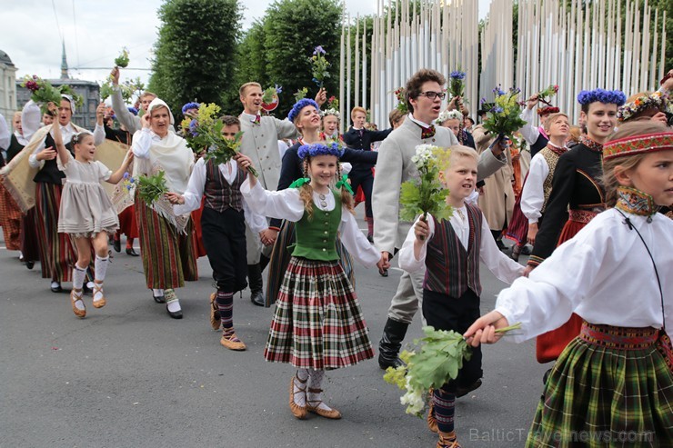 XI Latvijas skolu jaunatnes dziesmu un deju svētku gājiens - atrodi savu kolektīvu (9.daļa) 154775