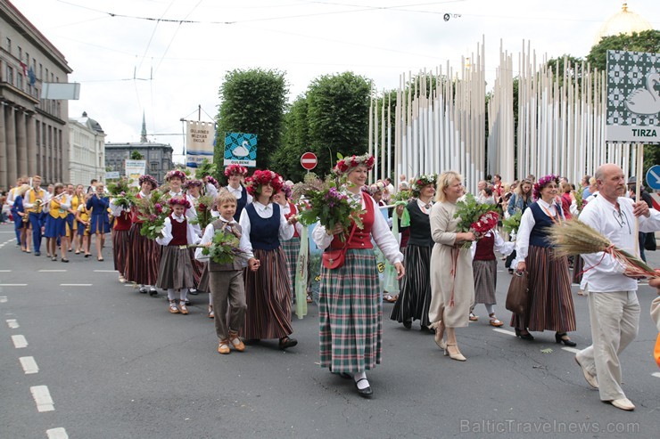 XI Latvijas skolu jaunatnes dziesmu un deju svētku gājiens - atrodi savu kolektīvu (9.daļa) 154782