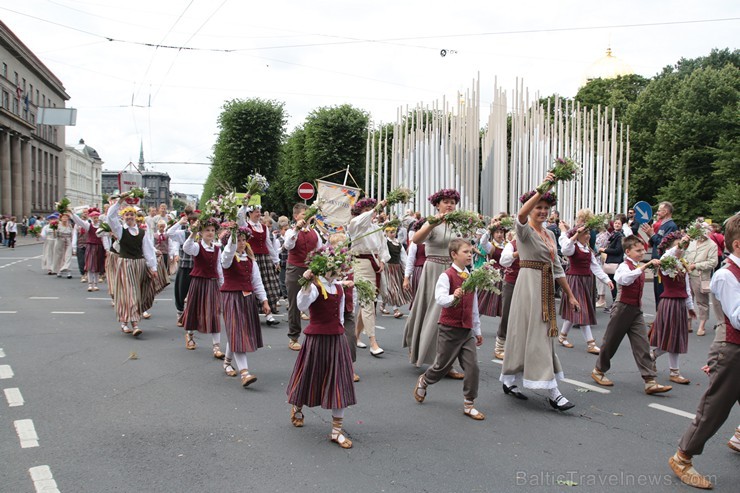 XI Latvijas skolu jaunatnes dziesmu un deju svētku gājiens - atrodi savu kolektīvu (9.daļa) 154789