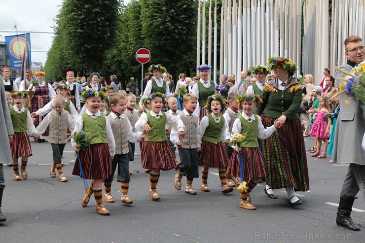 XI Latvijas skolu jaunatnes dziesmu un deju svētku gājiens - atrodi savu kolektīvu (9.daļa) 154795