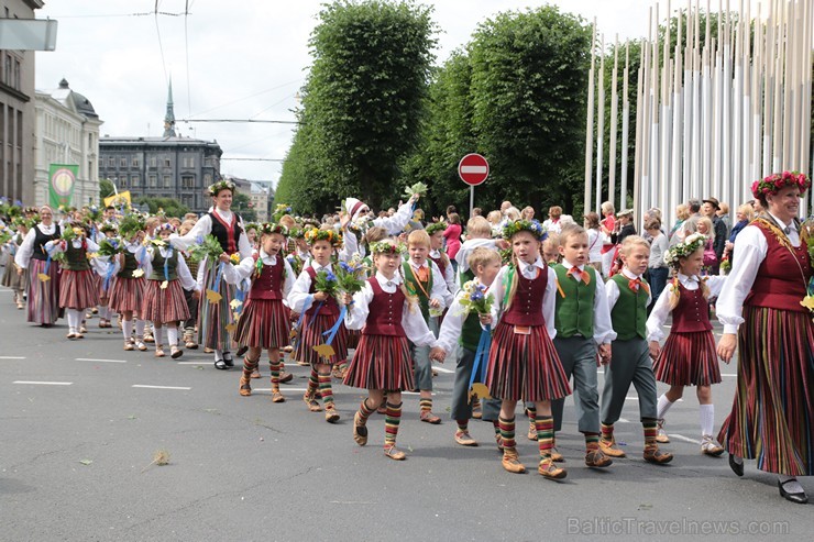 XI Latvijas skolu jaunatnes dziesmu un deju svētku gājiens - atrodi savu kolektīvu (9.daļa) 154797