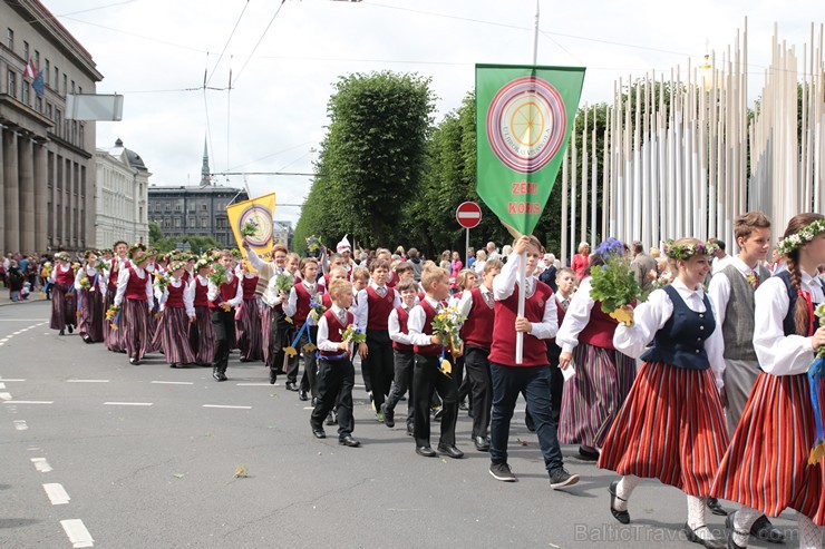 XI Latvijas skolu jaunatnes dziesmu un deju svētku gājiens - atrodi savu kolektīvu (9.daļa) 154799