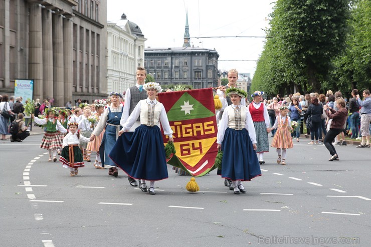 XI Latvijas skolu jaunatnes dziesmu un deju svētku gājiens - atrodi savu kolektīvu (9.daļa) 154801