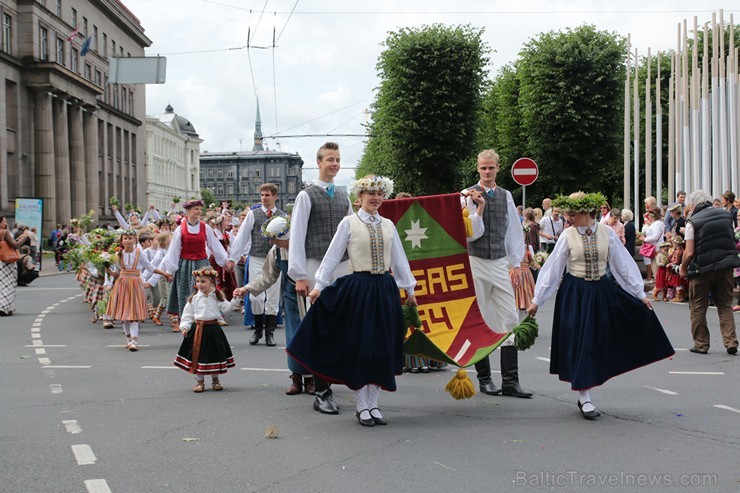 XI Latvijas skolu jaunatnes dziesmu un deju svētku gājiens - atrodi savu kolektīvu (9.daļa) 154802