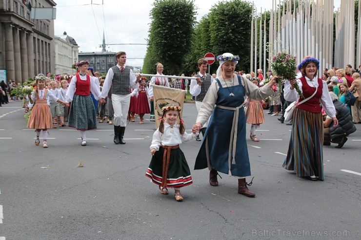 XI Latvijas skolu jaunatnes dziesmu un deju svētku gājiens - atrodi savu kolektīvu (9.daļa) 154803