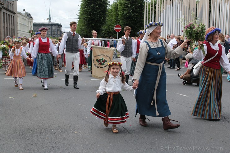 XI Latvijas skolu jaunatnes dziesmu un deju svētku gājiens - atrodi savu kolektīvu (9.daļa) 154804