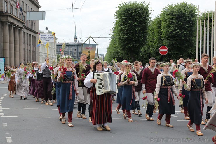 XI Latvijas skolu jaunatnes dziesmu un deju svētku gājiens - atrodi savu kolektīvu (9.daļa) 154818