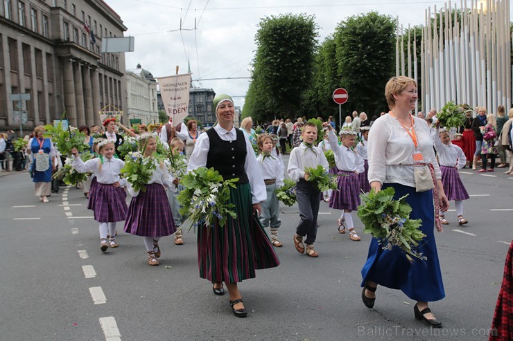 XI Latvijas skolu jaunatnes dziesmu un deju svētku gājiens - atrodi savu kolektīvu (9.daļa) 154828