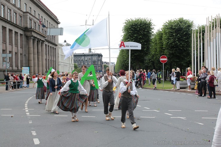 XI Latvijas skolu jaunatnes dziesmu un deju svētku gājiens - atrodi savu kolektīvu (10.daļa) 154868