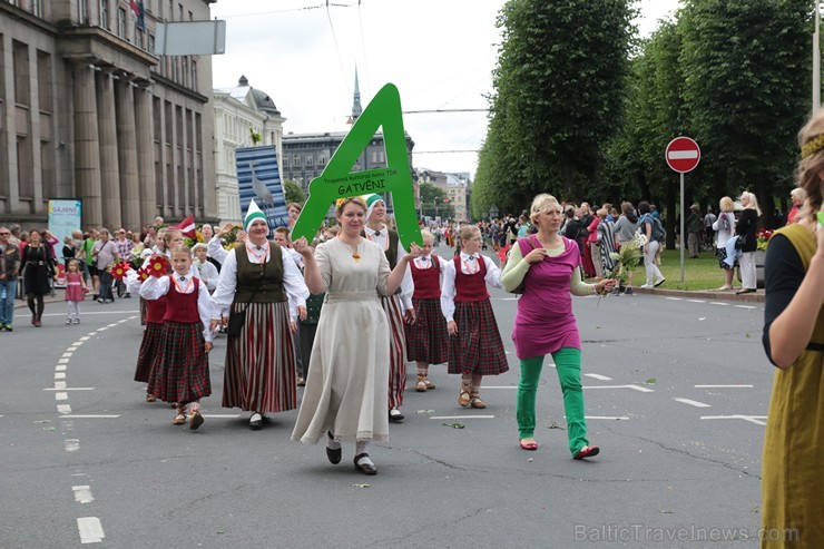 XI Latvijas skolu jaunatnes dziesmu un deju svētku gājiens - atrodi savu kolektīvu (10.daļa) 154874