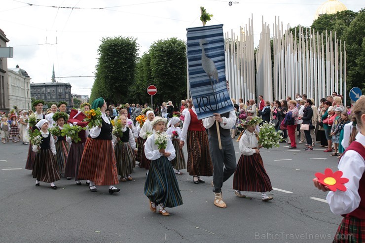 XI Latvijas skolu jaunatnes dziesmu un deju svētku gājiens - atrodi savu kolektīvu (10.daļa) 154875