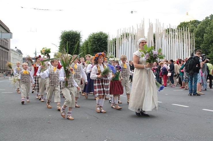 XI Latvijas skolu jaunatnes dziesmu un deju svētku gājiens - atrodi savu kolektīvu (10.daļa) 154876