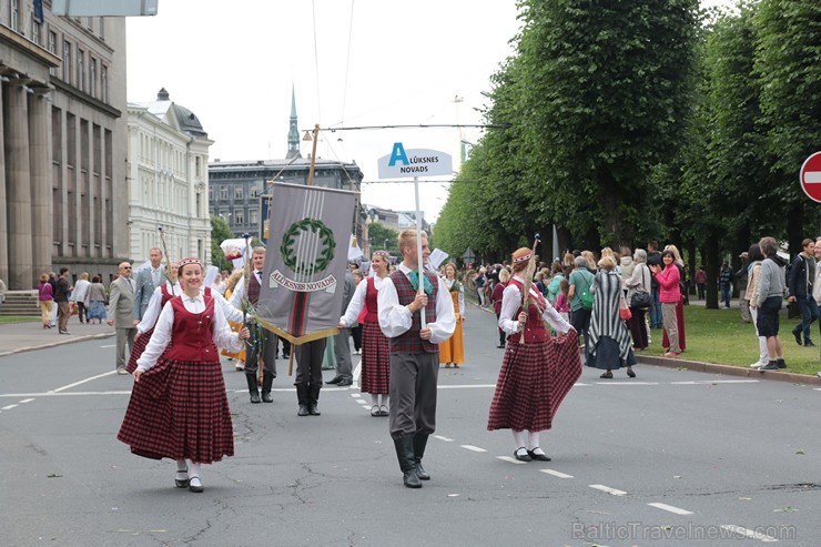 XI Latvijas skolu jaunatnes dziesmu un deju svētku gājiens - atrodi savu kolektīvu (10.daļa) 154878