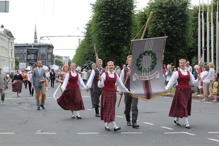 XI Latvijas skolu jaunatnes dziesmu un deju svētku gājiens - atrodi savu kolektīvu (10.daļa) 154879