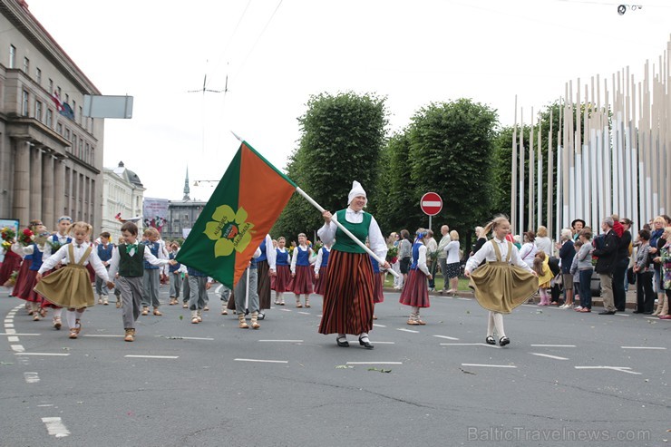 XI Latvijas skolu jaunatnes dziesmu un deju svētku gājiens - atrodi savu kolektīvu (10.daļa) 154891