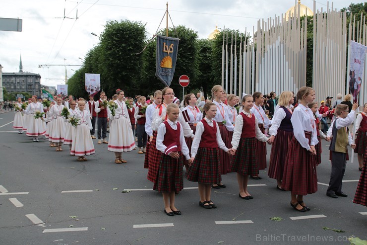 XI Latvijas skolu jaunatnes dziesmu un deju svētku gājiens - atrodi savu kolektīvu (10.daļa) 154899