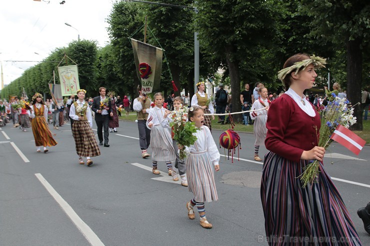 XI Latvijas skolu jaunatnes dziesmu un deju svētku gājiens - atrodi savu kolektīvu (10.daļa) 154904