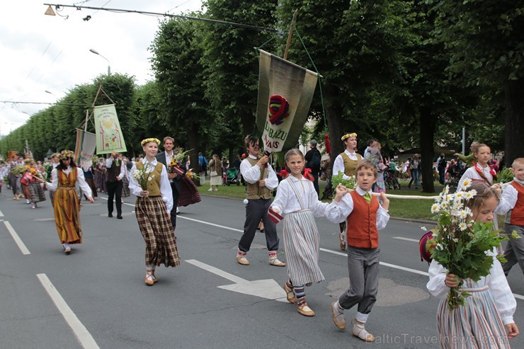 XI Latvijas skolu jaunatnes dziesmu un deju svētku gājiens - atrodi savu kolektīvu (10.daļa) 154905