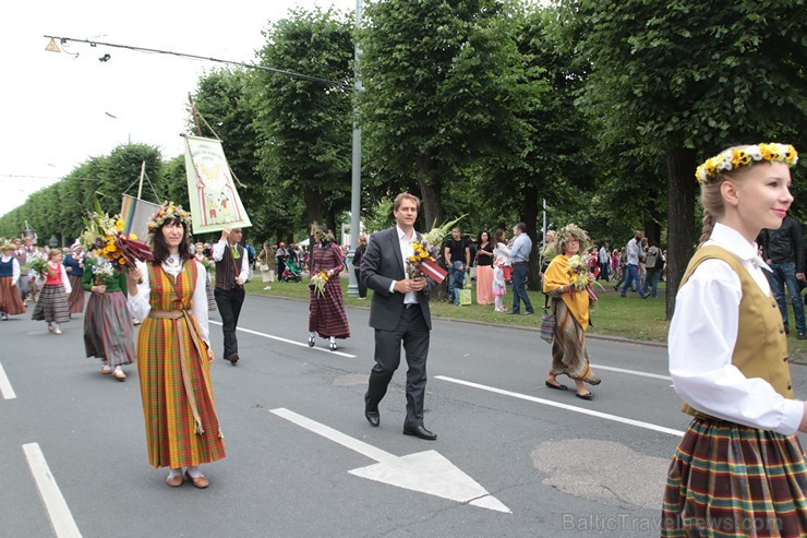 XI Latvijas skolu jaunatnes dziesmu un deju svētku gājiens - atrodi savu kolektīvu (10.daļa) 154907