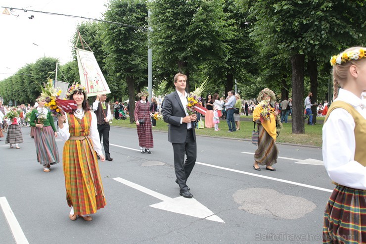 XI Latvijas skolu jaunatnes dziesmu un deju svētku gājiens - atrodi savu kolektīvu (10.daļa) 154908