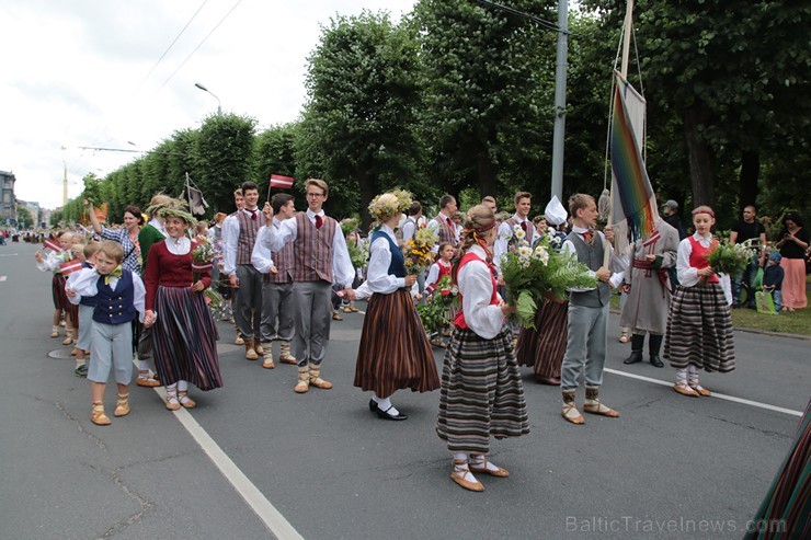 XI Latvijas skolu jaunatnes dziesmu un deju svētku gājiens - atrodi savu kolektīvu (10.daļa) 154911