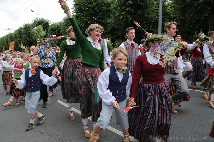 XI Latvijas skolu jaunatnes dziesmu un deju svētku gājiens - atrodi savu kolektīvu (10.daļa) 154915