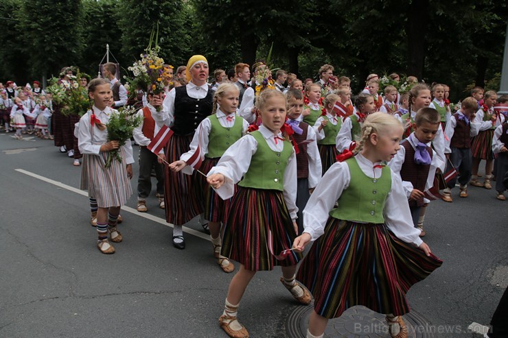 XI Latvijas skolu jaunatnes dziesmu un deju svētku gājiens - atrodi savu kolektīvu (10.daļa) 154919