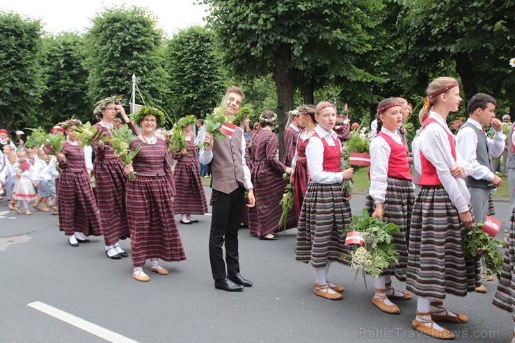 XI Latvijas skolu jaunatnes dziesmu un deju svētku gājiens - atrodi savu kolektīvu (10.daļa) 154921