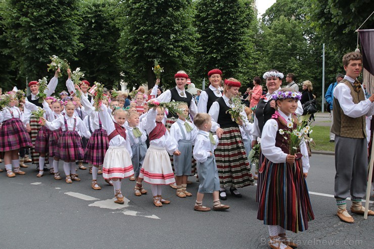 XI Latvijas skolu jaunatnes dziesmu un deju svētku gājiens - atrodi savu kolektīvu (10.daļa) 154923