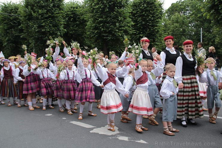 XI Latvijas skolu jaunatnes dziesmu un deju svētku gājiens - atrodi savu kolektīvu (10.daļa) 154924