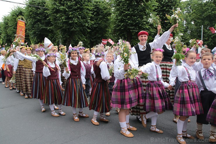 XI Latvijas skolu jaunatnes dziesmu un deju svētku gājiens - atrodi savu kolektīvu (10.daļa) 154928