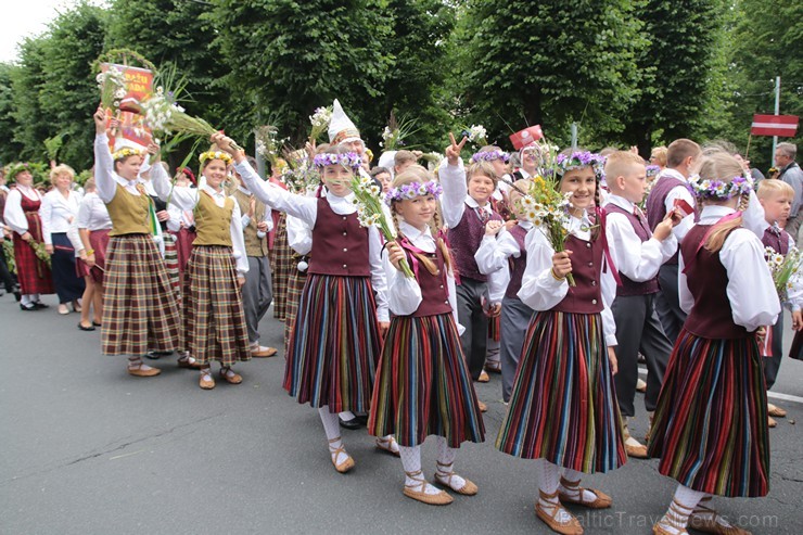 XI Latvijas skolu jaunatnes dziesmu un deju svētku gājiens - atrodi savu kolektīvu (10.daļa) 154930