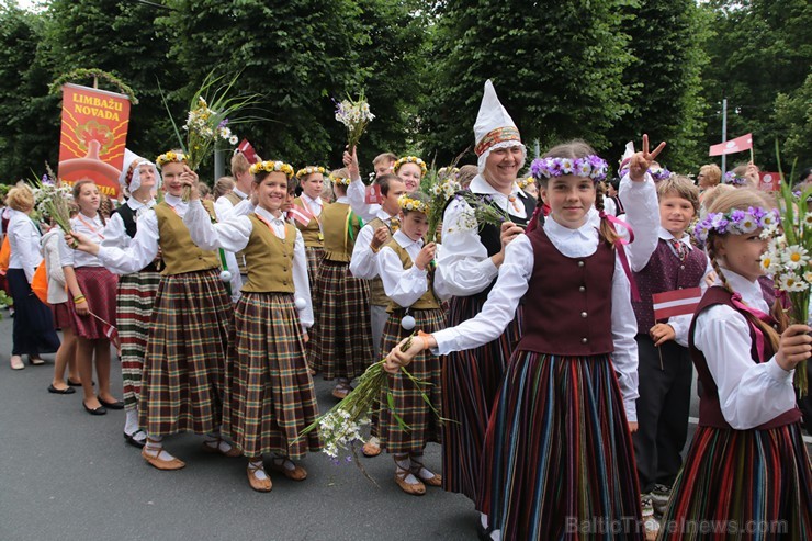 XI Latvijas skolu jaunatnes dziesmu un deju svētku gājiens - atrodi savu kolektīvu (10.daļa) 154931