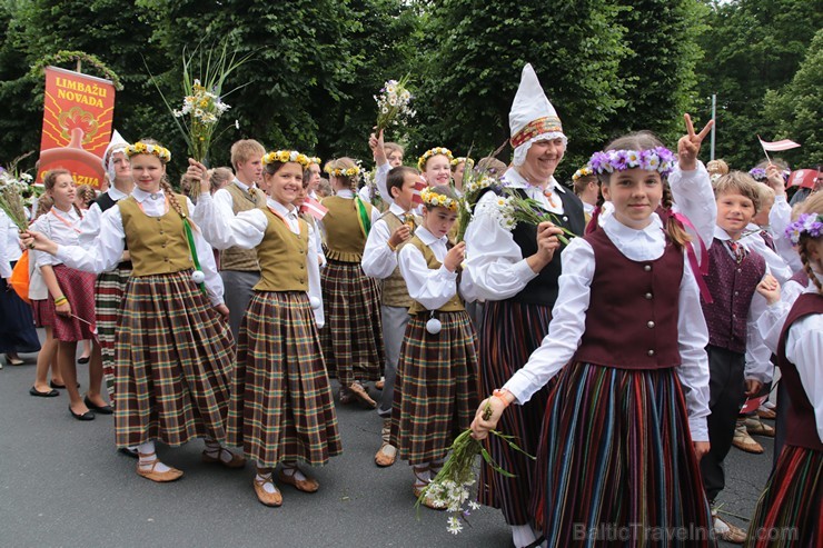 XI Latvijas skolu jaunatnes dziesmu un deju svētku gājiens - atrodi savu kolektīvu (10.daļa) 154932