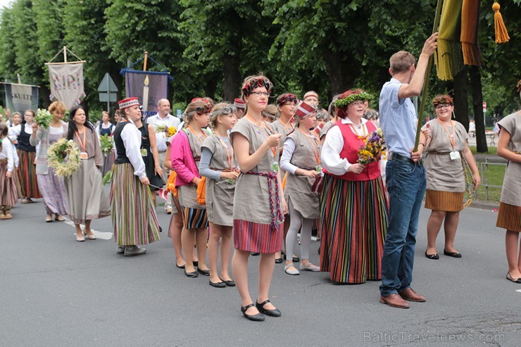 XI Latvijas skolu jaunatnes dziesmu un deju svētku gājiens - atrodi savu kolektīvu 11.daļa) 154935