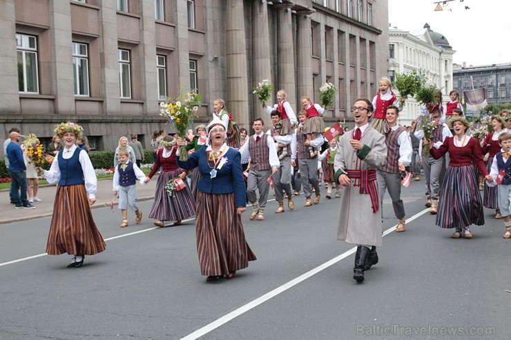 XI Latvijas skolu jaunatnes dziesmu un deju svētku gājiens - atrodi savu kolektīvu 11.daļa) 154936