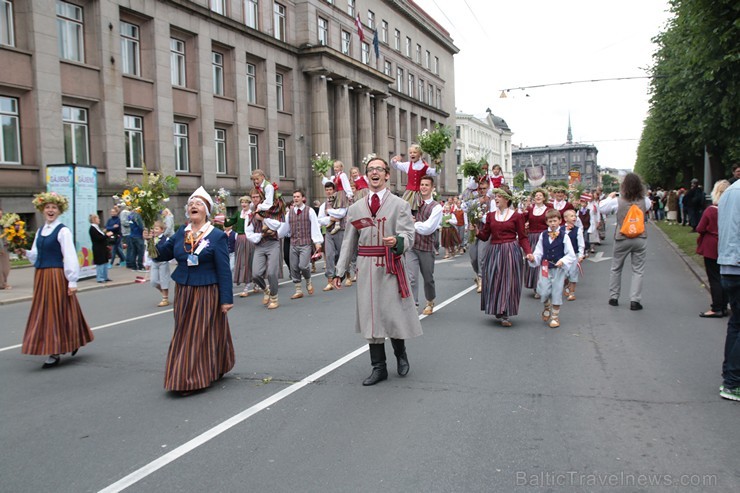 XI Latvijas skolu jaunatnes dziesmu un deju svētku gājiens - atrodi savu kolektīvu 11.daļa) 154937