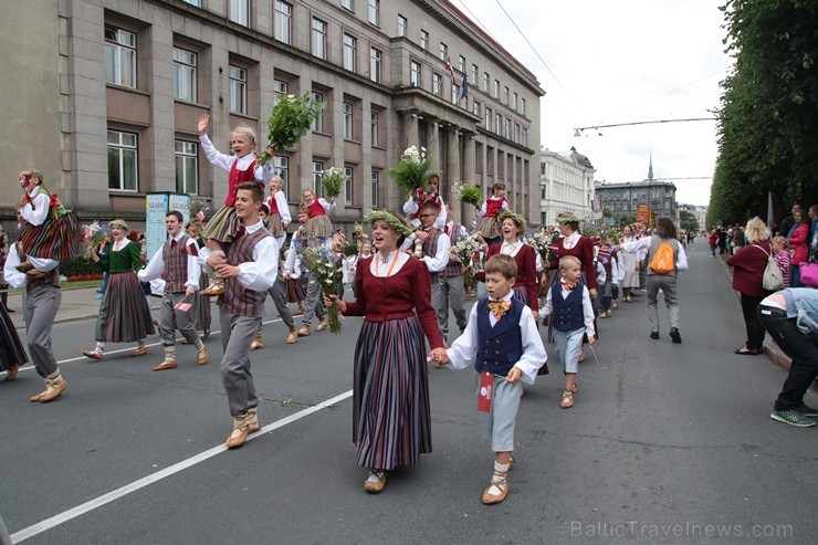 XI Latvijas skolu jaunatnes dziesmu un deju svētku gājiens - atrodi savu kolektīvu 11.daļa) 154938