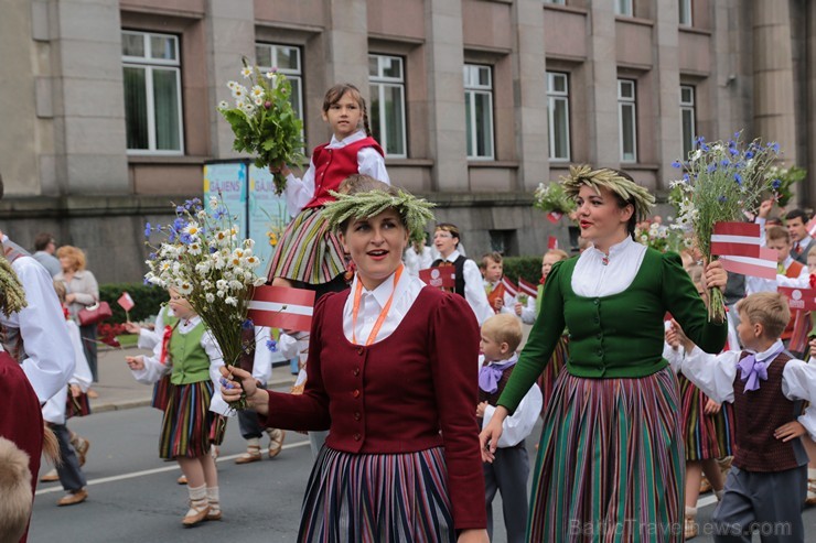 XI Latvijas skolu jaunatnes dziesmu un deju svētku gājiens - atrodi savu kolektīvu 11.daļa) 154939