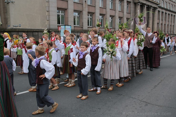 XI Latvijas skolu jaunatnes dziesmu un deju svētku gājiens - atrodi savu kolektīvu 11.daļa) 154940