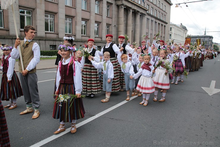 XI Latvijas skolu jaunatnes dziesmu un deju svētku gājiens - atrodi savu kolektīvu 11.daļa) 154941